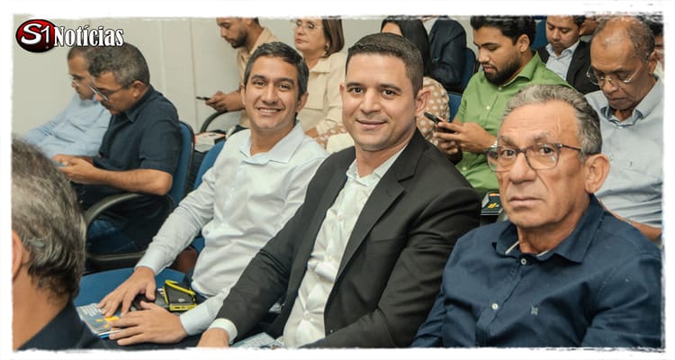 Prefeito Mayco da Farmácia participa de reunião da AMUPE em Recife