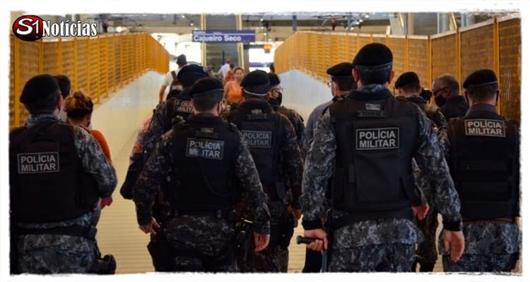 Janeiro de 2025 foi o mês em que Pernambuco registrou a maior queda no número de homicídios desde setembro de 2022, de acordo com um balanço da Secretaria de Defesa Social (SDS-PE). Na comparação com o mesmo período do ano passado, janeiro deste ano apresentou uma diminuição de 19,7% no índice, sendo a maior redução nos últimos 28 meses. A gestão destaca que a retração foi registrada nos índices de mortes violentas intencionais (MVI) em todas as regiões do estado. "Esse é o resultado de um esforço coletivo do Governo de Pernambuco com a Secretaria de Defesa Social e outras secretarias, contando com o Tribunal de Justiça, o Ministério Público e a Defensoria Pública, porque ninguém faz nada sozinho. Mas nós não vamos parar por aí. Estamos aumentando o efetivo com sete mil homens e mulheres que vão reforçar as nossas forças de segurança já nos próximos meses e renovamos a frota, compramos novos equipamentos, oferecendo totais condições para nossas equipes prevenirem e combaterem o crime. Nosso time tem trabalhado incansavelmente para proporcionar segurança à população, para que as pessoas possam viver em paz em cada recanto do nosso estado", afirmou a governadora Raquel Lyra. A Diretoria Integrada Metropolitana (DIM), que engloba o Recife e Região Metropolitana, liderou a redução, com uma diminuição de 30,6% de vítimas de MVI em janeiro de 2025, comparado a janeiro de 2024. Já as Diretorias Integradas do Interior I e II (DINTER I e II), que englobam as regiões da Zona da Mata, do Agreste e Sertão, juntas, apresentaram redução de 6,3% na mesma comparação. Esses resultados demonstram não apenas os esforços das forças de segurança pública, mas também a continuidade das políticas públicas voltadas à prevenção e repressão à criminalidade. A integração das forças de segurança, com um foco em ações mais estratégicas, tem se mostrado eficaz para alcançar esses resultados positivos. "Esses índices de redução nas MVI mostram os avanços obtidos pela integração das forças e pelas políticas de repressão ao crime. É importante ressaltar que o trabalho não para e vamos continuar atuando de forma firme e constante para a redução da violência", afirmou o secretário de Defesa Social, Alessandro Carvalho. O secretário também destacou a importância de manter o foco na melhoria contínua da segurança pública e no enfrentamento de todas as tipologias criminais, a fim de consolidar a queda nos índices de violência. Além da redução nas MVI, Pernambuco também registrou uma queda nos índices de Violência Contra a Mulher, com uma redução de 4,3% em janeiro de 2025 em relação a janeiro de 2024.