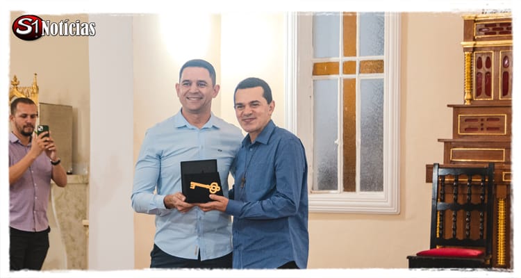 Prefeito Mayco Araújo participa da posse do novo padre de Solidão