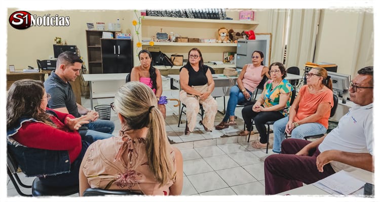 Prefeito Mayco discute melhorias para a Biblioteca Municipal em reunião com equipe da Educação