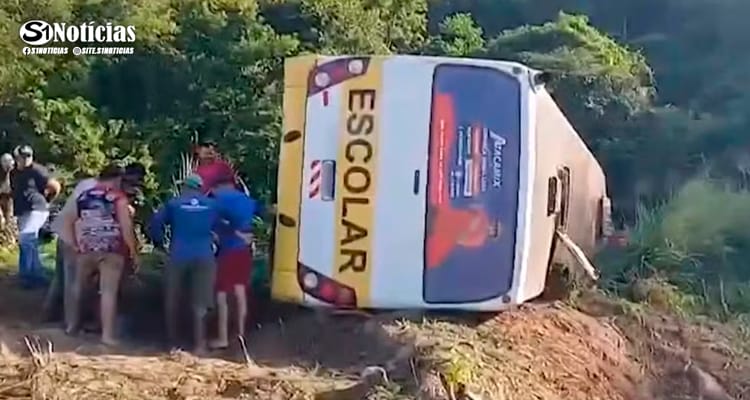 Ônibus escolar tomba e deixa dois estudantes mortos e mais de 30 feridos na Paraíba