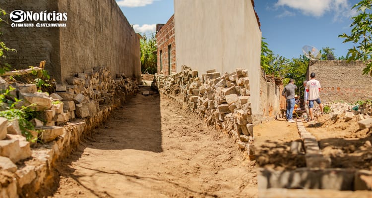 Prefeito de Solidão acompanha obras de canalização e calçamento no Distrito de Pelo Sinal
