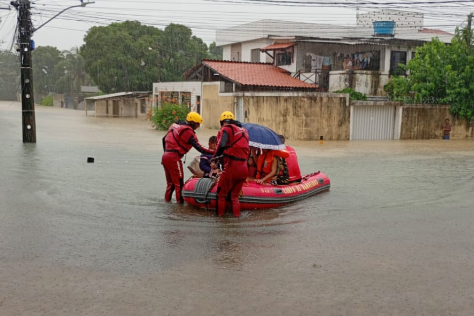 bombeiros resgatam pessoas ilhadas após chuvas no recife pernambuco