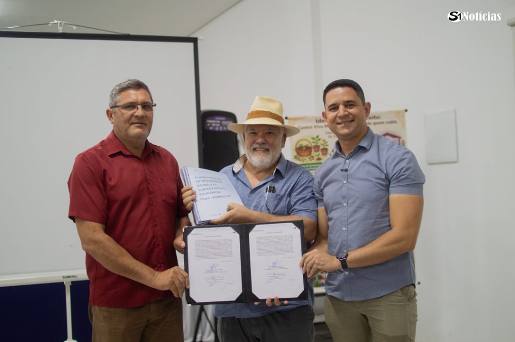 Mayco Araújo com representantes da Fiocruz Brasília durante assinatura do termo de parceria