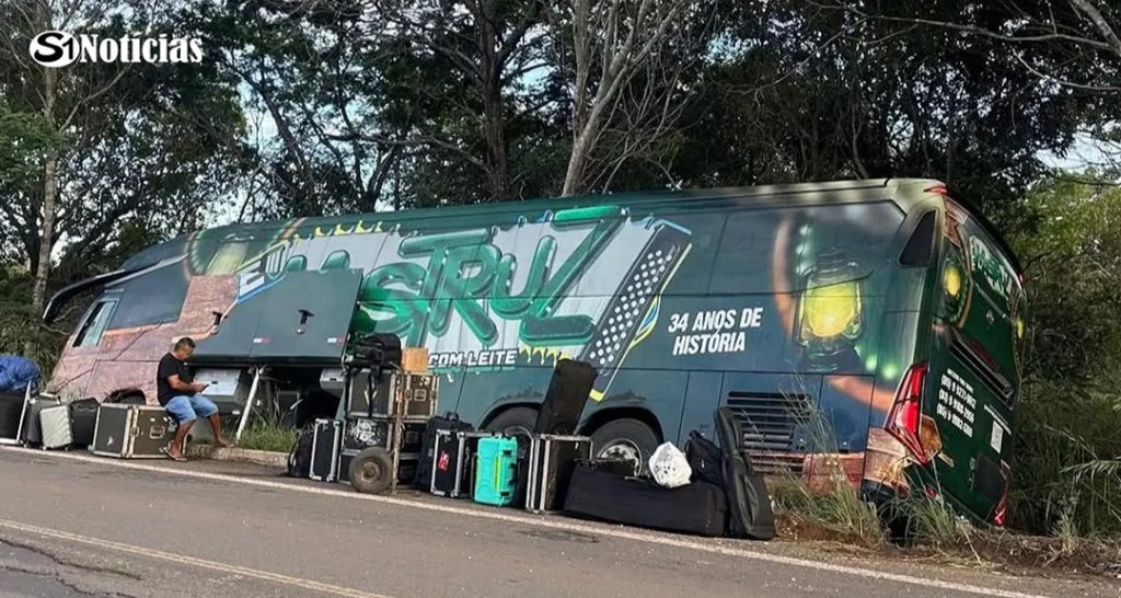 Ônibus da banda Mastruz com Leite fora da pista após acidente na BR-226, no Maranhão.
