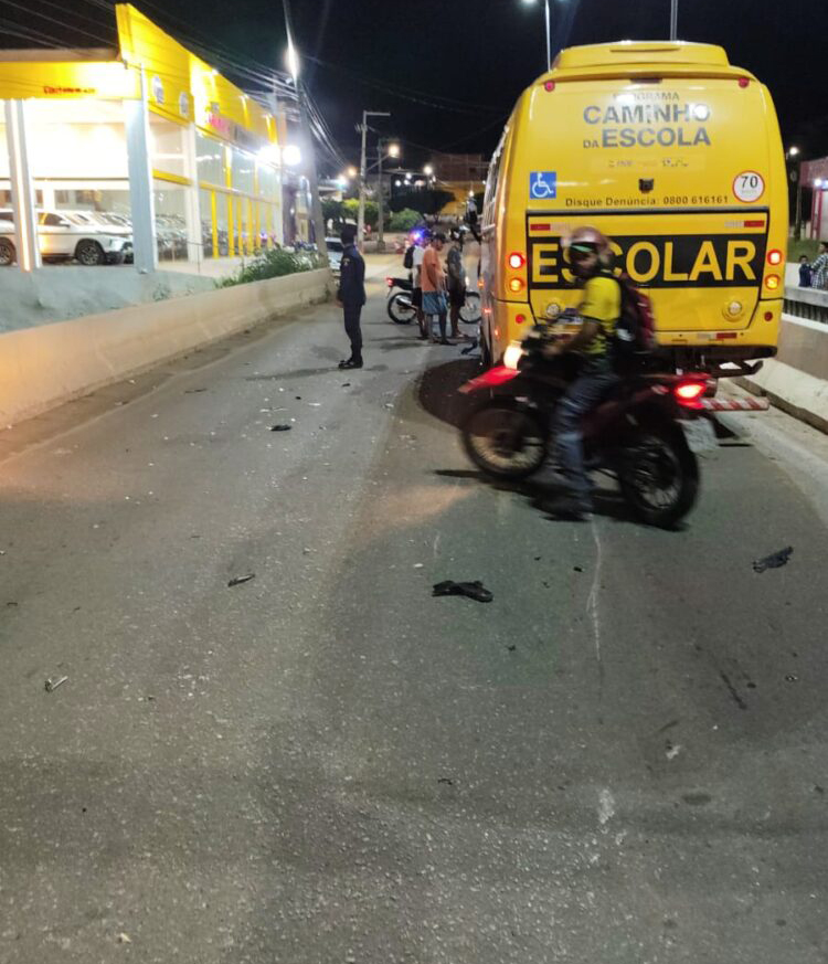 ônibus escolar de Solidão envolvido em acidente em Afogados
