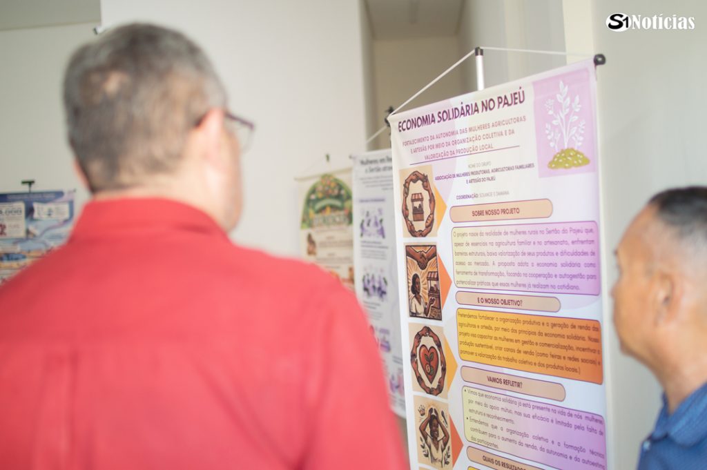 Participantes observam banners do evento da Fiocruz Brasília em Solidão
