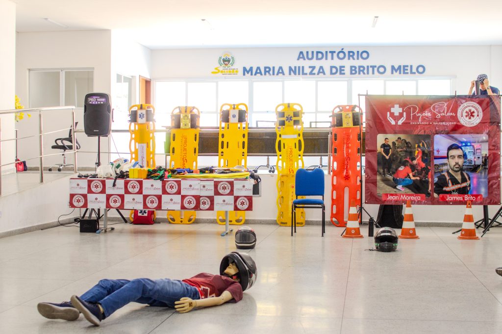 Instrutores orientam profissionais da saúde durante capacitação em Atendimento Pré-Hospitalar
