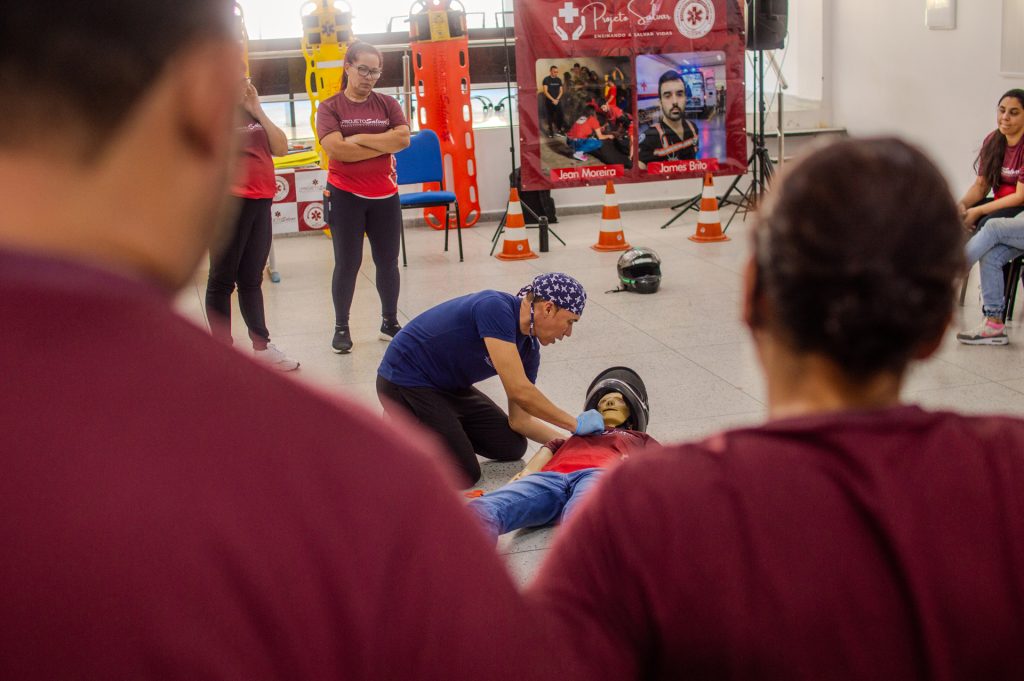 Profissionais realizam atividade prática durante o Projeto Salvar em Solidão