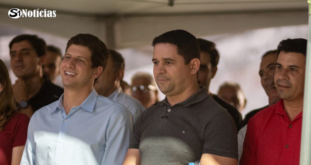 João Campos ao lado do prefeito Mayco Araújo durante agenda em Solidão