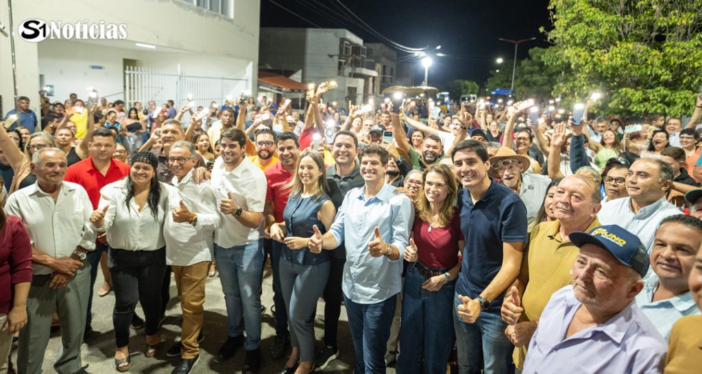 João Campos e Mayco Araújo com participantes durante agenda em Solidão
