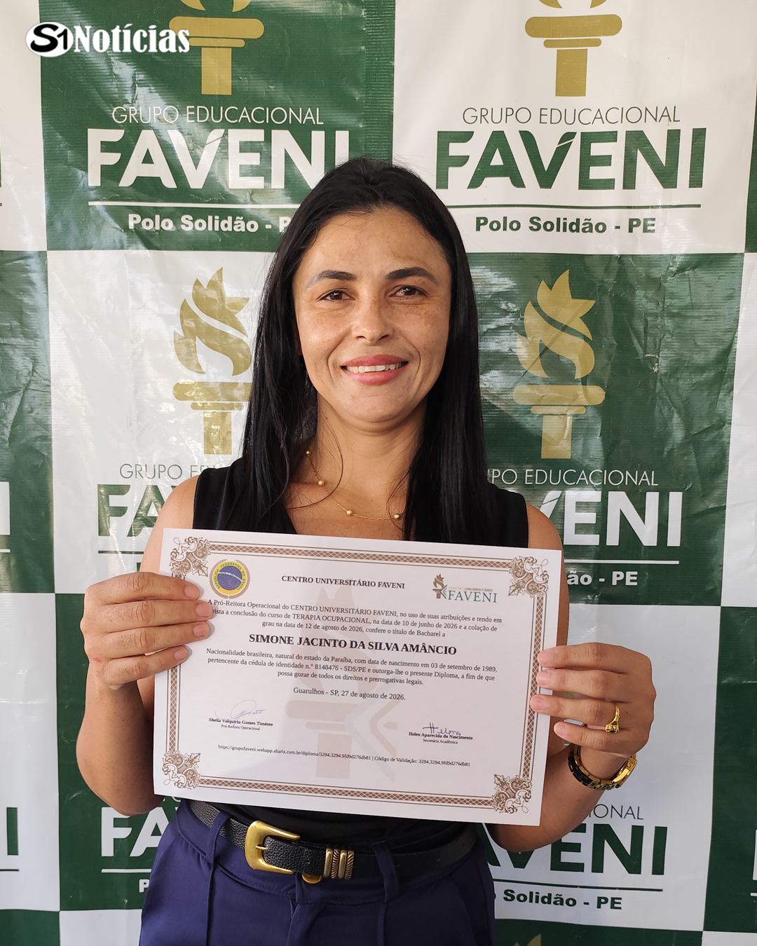 Simone Jacinto recebe diploma de Terapia Ocupacional