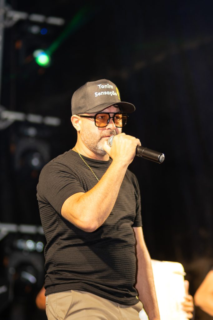 Cantor Tonin Sensação se apresentando no Sítio Caldeirão Grande