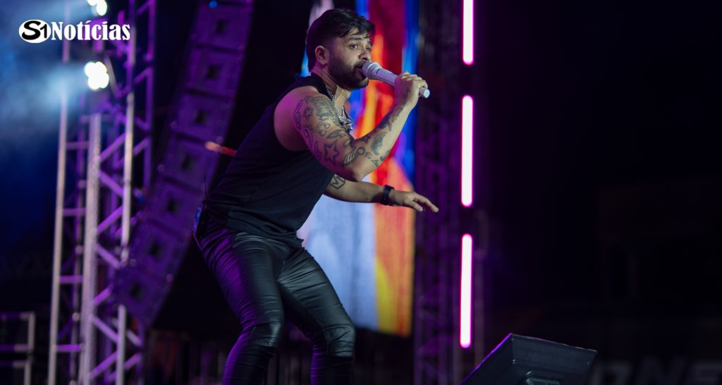 Cantor se apresenta no palco durante o encerramento da Festa dos Romeiros de Solidão 2026.