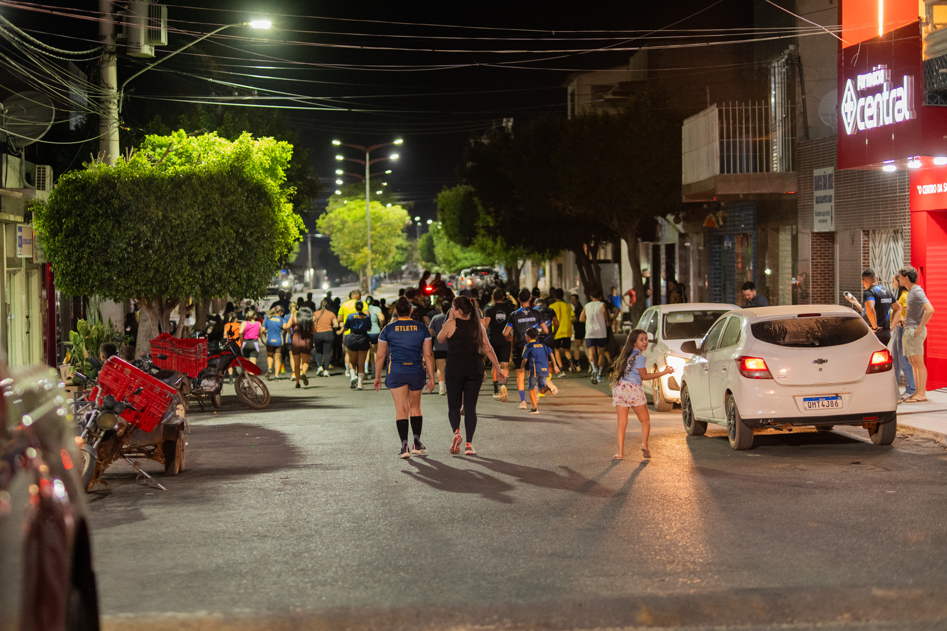 Atletas participam de corrida noturna pelas ruas de Solidão durante o Treinão Corrida dos Milagres.
