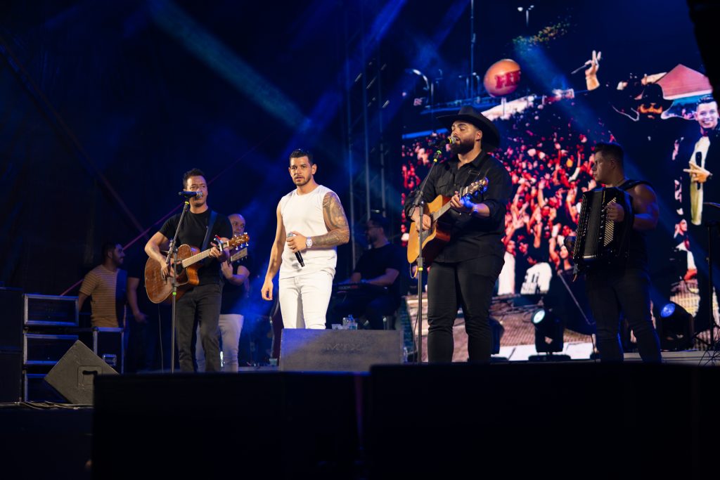Grupo Boteco dos Amigos se apresenta no palco da 56ª Festa dos Romeiros de Solidão.
