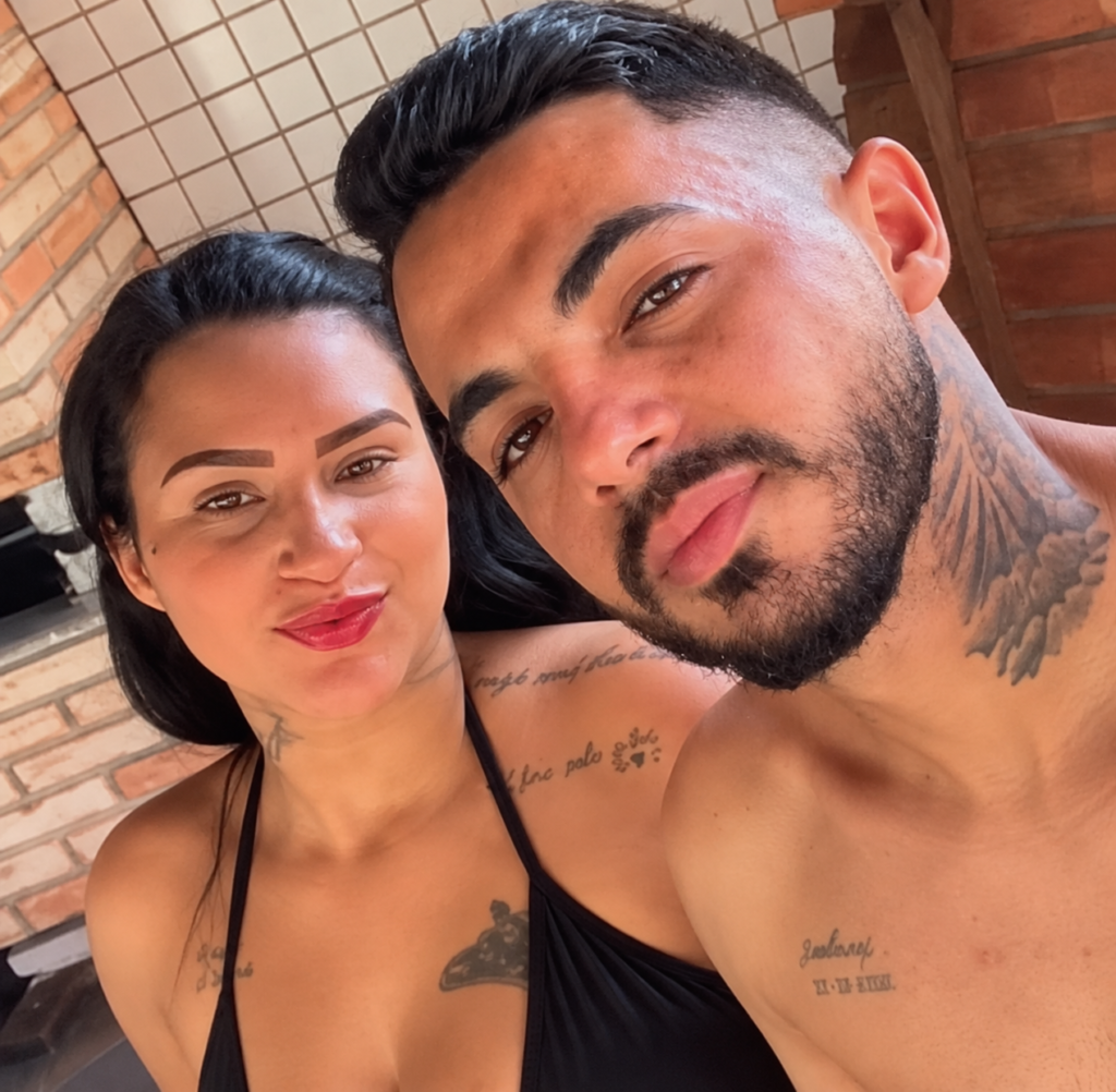 Cícero Renê Mendes da Silva e Carolaine Martins de Lima em fotografia juntos.