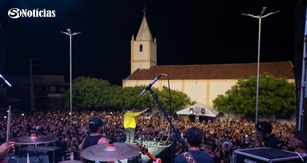 Multidão acompanha os shows da Festa dos Romeiros de Solidão 2026, com palco e igreja ao fundo.
