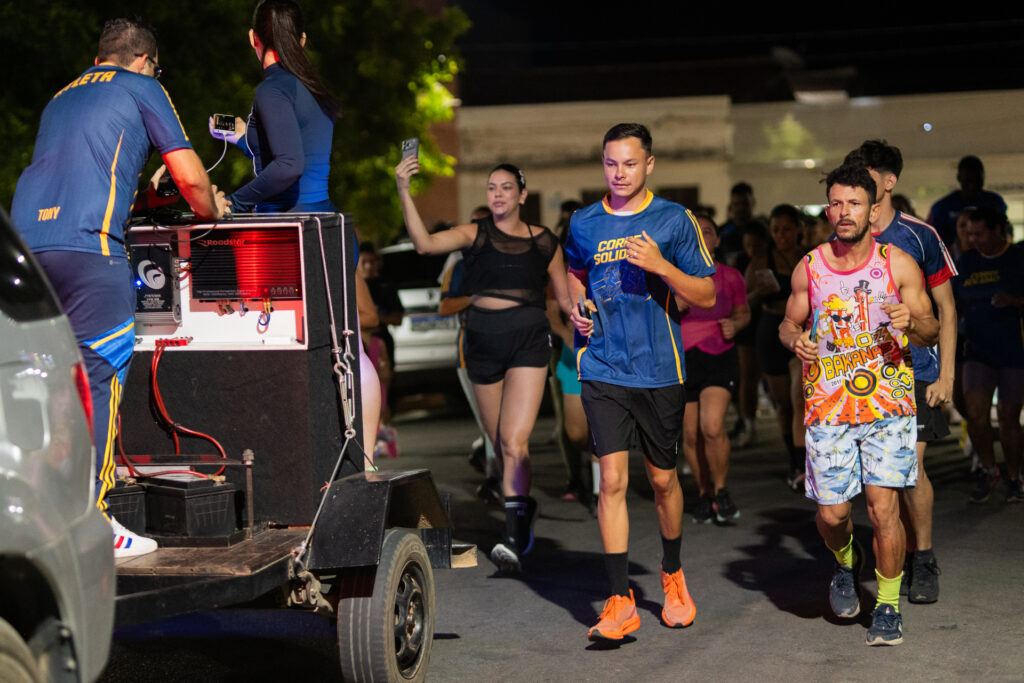 Atletas iniciam o Treinão Corrida dos Milagres durante atividade esportiva noturna em Solidão, Pernambuco.
