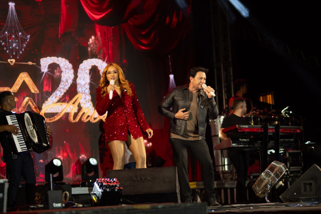 Banda Mala 100 Alça durante show na Festa dos Romeiros de Solidão, em Pernambuco.
