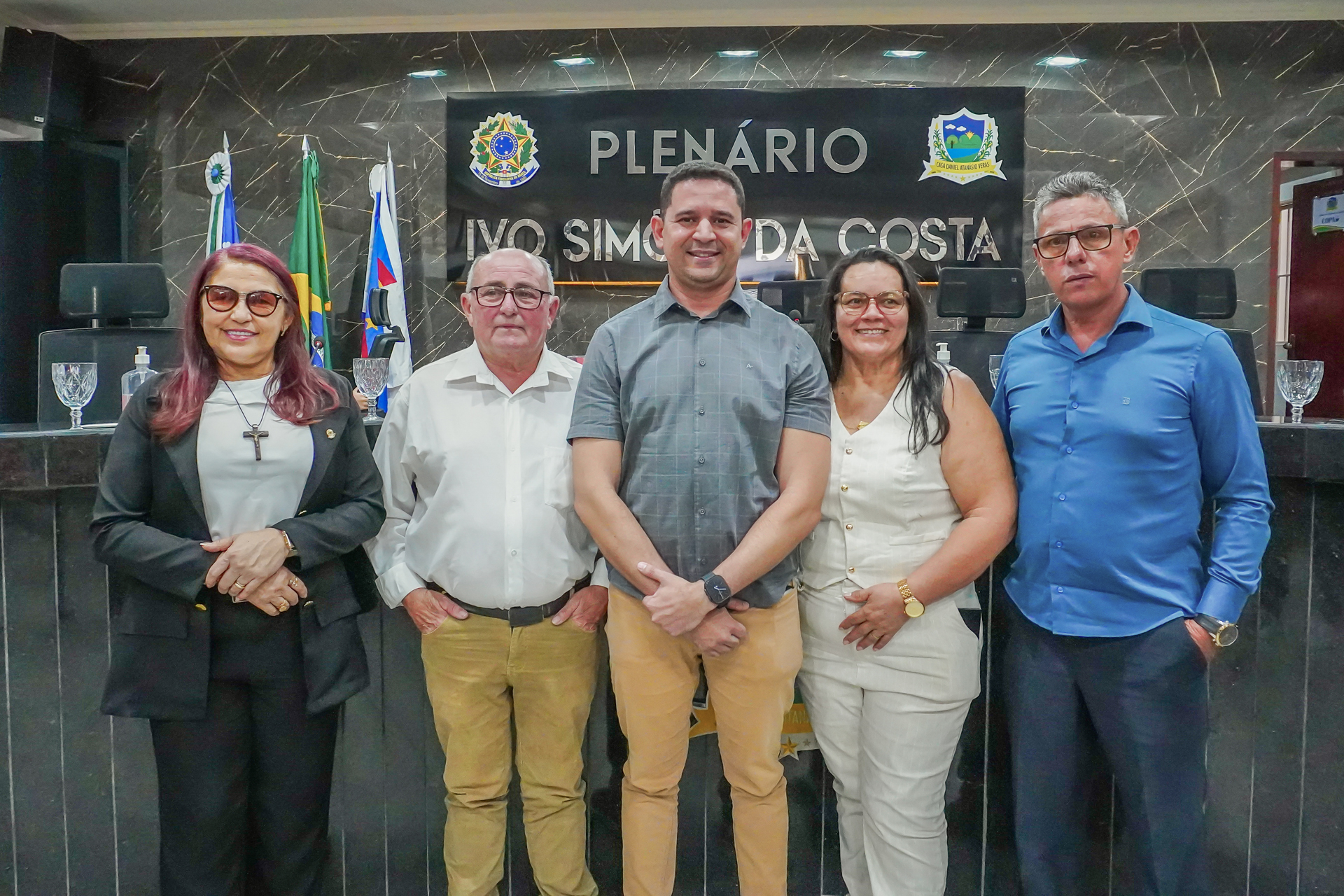 Integrantes da Mesa Diretora eleita da Câmara Municipal de Solidão ao lado do prefeito Mayco Araújo.