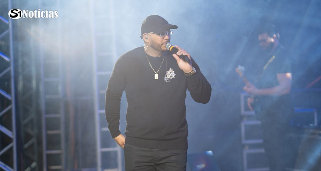 Cantor se apresenta durante a última noite da 56ª Festa dos Romeiros de Solidão 2026.