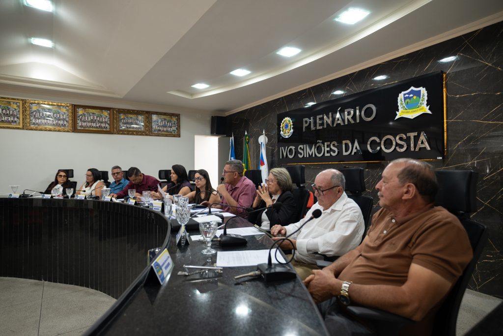 Vereadores de Solidão reunidos no plenário Ivo Simões da Costa durante a sessão de eleição da nova Mesa Diretora.