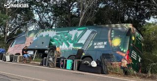 Ônibus da banda Mastruz com Leite fora da pista após acidente na BR-226, no Maranhão.