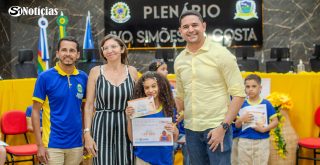 Maria Clara Brasil Furtado de Oliveira ao lado de Mayco Araújo e familiares no Ler Bem 2026 em Solidão.