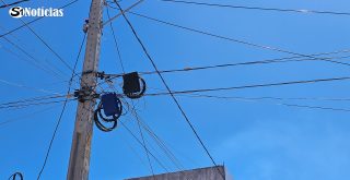 Imagem ilustrativa de cabos de internet e rede elétrica instalados em postes