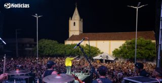 Multidão acompanha os shows da Festa dos Romeiros de Solidão 2026, com palco e igreja ao fundo.